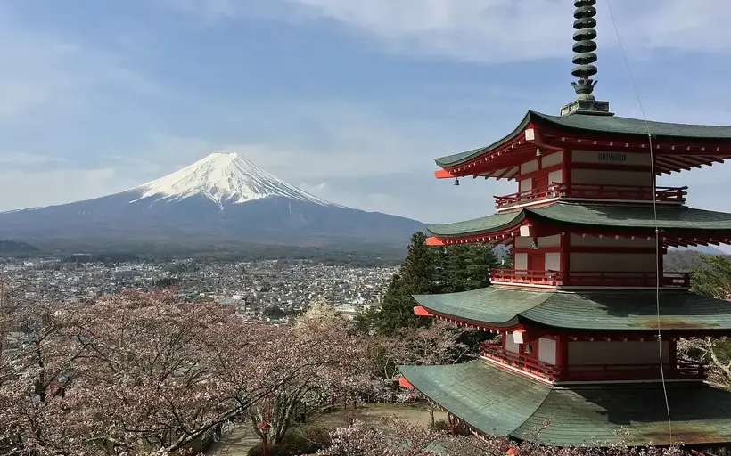 Pemandangan Gunung Fuji dengan bunga sakura di musim semi